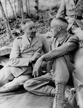 Réunion de généraux français et américains en Sicile.
(25 août 1943)