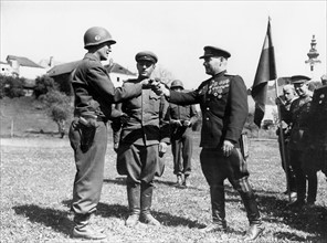Un général russe offre un cadeau à un général américain à St Peter, en Autriche.
(10 mai 1945)
