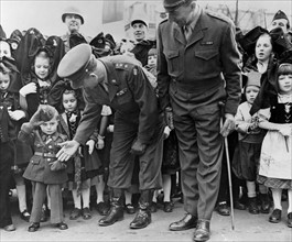 Un jeune alsacien de Colmar salue les libérateurs.
(Février 1945)