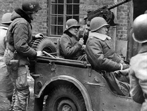 Le Lt. Gen. Patton passe en revue la 101e division aéroportée à Bastogne, en Belgique.
(29 décembre 1944)