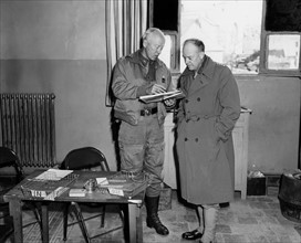 Le général Dwight D. Eisenhower et le Lt. Gen. George S. Patton en Tunisie.
(16 mars 1943)