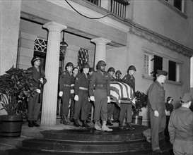 Le cercueil du général Patton à la villa Reiner, à Heidelberg, en Allemagne.
 (23 décembre 1945)