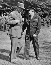 Les chefs militaires alliés en discussion en France. (21 août 1944)