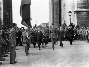 Le général de Gaulle acclamé à Paris (25 août 1944)