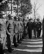 Le général Dwight D. Eisenhower passe en revue la 101e division aéroportée U.S.
(15 mars 1945)
