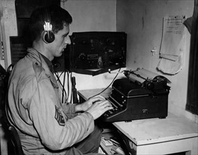 Un opérateur radio américain au travail, dans la région de Mutzig.
(1er décembre 1944)
