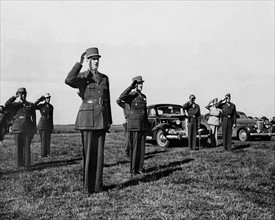 Le général de Gaulle et le général Leclerc à Landberg, en Allemagne.
(19 mai 1945)