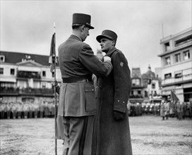 Le général de Gaulle décore de la croix de guerre un général français à Colmar.
 (10 février 1945)