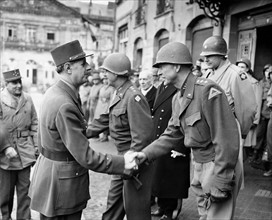 A Saverne, le général de Gaulle échange une poignée de main avec le Lt. Gen. Alexander M. Patch.
 (11 février 1945)