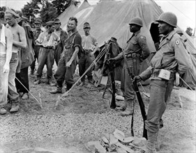 Soldats noirs américains d'un bataillon de police militaire en France.
 (Eté 1944)