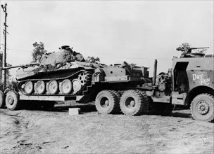 Un char allemand "Mark V" avance vers les lignes américaines.
 (Eté 1944)
