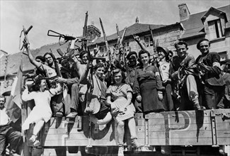Des patriotes français accueillent les troupes américaines à Chartres.
 (7 août 1944)
