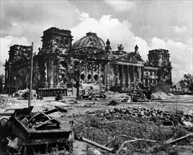 Le Reichstag de Berlin en ruines.
(6 juillet 1945)