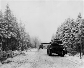Chars de la 3e division blindée U.S. sur la route reliant Manhay à Houffalize, en Belgique.
(7 janvier 1945)
