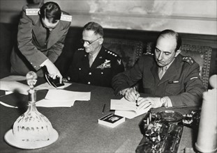 Signature des termes de la reddition, à Berlin.
(9 mai 1945)