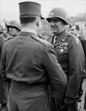 A Colmar, le général de Lattre de Tassigny remet une médaille militaire au général américain John E. Dahlquist.
(20 février 1945)