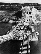 Le pont ferroviaire de Mantes, détruit par la 8e U.S. Air Force, les 28 mai et 8 juillet 1944.