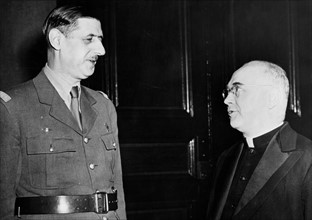 L'archevêque Francis J. Spellman de New York et le général de Gaulle à Paris.
(11 septembre 1944.)