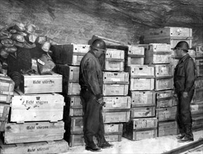 Les Américains inspectent une cave allemande remplie d'oeuvres d'art, près de Kaiseroda, en Allemagne. 
(Avril 1945)