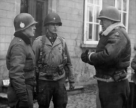 Le Lt. Gen. George S. Patton et le  Brig. Gen. Anthony C.  Mc Auliffe à Bastogne, en Belgique.
(29 décembre 1944)