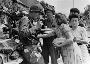 U.S. troops sample Breton cooking near Champigne (France) summer 1944