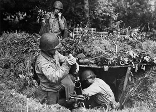 Un peloton de mortiers U.S. en action en Normandie. (Eté 1944)
