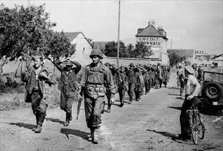 Des prisonniers de guerre allemands capturés près de Châteaudun. 
(Août 1944)