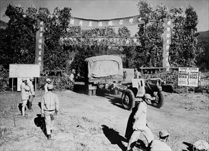 Un convoi passe la frontière chinoise sous une arche de guirlande.
(28 janvier 1945)