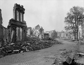 Dommages de guerre à Aix-la-Chapelle, en Allemagne.
 (7 octobre 1944)
