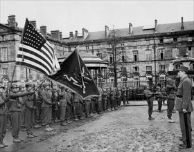 Le général de Gaulle salue le drapeau américain à Saverne. 
(11 février 1945.)