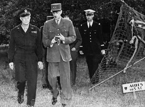 Le général de Gaulle et le général Eisenhower en discussion en Normandie.
(21 août 1945)