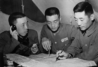 Des généraux chinois discutent de l'offensive près de Tengchung, en Chine.  (1944)