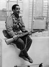 Soldat prêt au combat à Saint-Malo.
(9 août 1944.)