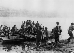 Des troupes américaines traversent la Seine près de Montereau. (Août 1944)