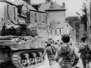 Saint-Lô tombe aux mains des troupes américaines. (18 juillet 1944)