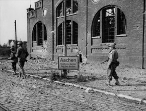 Des troupes US entrent à Aix-la-Chapelle, en Allemagne. (Automne 1944)