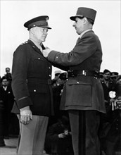 Le général Eisenhower reçoit les honneurs militaires à Paris.
(14 juin 1945)
