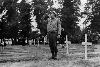 Sonnerie aux morts au cimetière américain de Sainte-Mère-Eglise, en Normandie.
 (Juillet 1944)