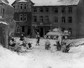 Troupes américaines à St-Vith, en Belgique. 
(23 janvier 1945)