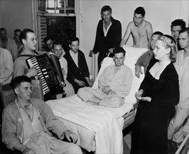 Une chanteuse de l'U.S.O. dans un hôpital militaire américain à Reims.
(18 mai 1945)