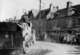 Les habitants de Sartilly saluent les troupes américaines en Normandie. 
(Eté 1944)