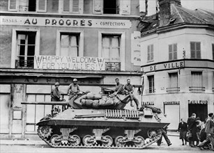 Troupes américaines à Dreux. 
(18 août 1944)