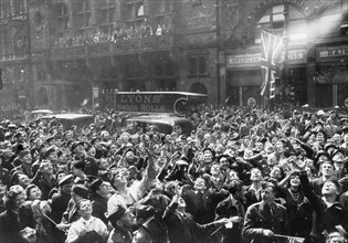 Célébration de la victoire à Londres.
(7 mai 1945)