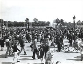 Parisiens et soldats alliés se rassemblent dans la joie à Paris.
(8 mai 1945)
