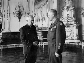 Un chef militaire américain et le président tchèque se rencontrent à Prague. 
(30 mai 1945)