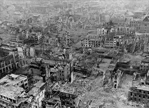 La ville de Cologne, en Allemagne, entièrement dévastée.
 (6 mars 1945)