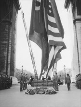 Les cinq drapeaux alliés hissés sous l'Arc de Triomphe.
 (8 mai 1945)