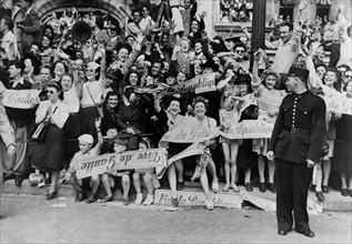 Parisians herald General de Gaulle  in Paris (France)  August 25, 1944