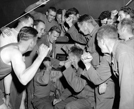 Les troupes américaines apprennent la nouvelle de la déclaration de guerre de la Russie au Japon. 
(8 août 1945)
