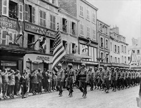 Les troupes américaines défilent à Cherbourg. (Automne 1944)